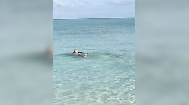 Guendalina in bikini al mare