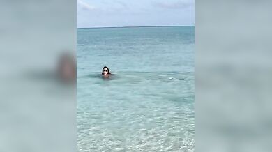 Guendalina in bikini al mare