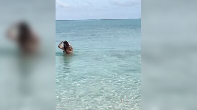 Guendalina in bikini al mare