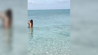 Guendalina in bikini al mare