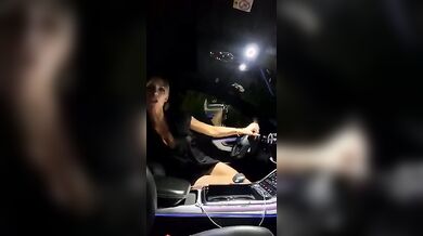 Emanuela Botto Carsex si tocca la fica in auto of