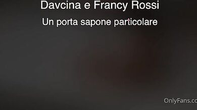 Ragazze social lesbicano nella vasca