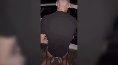 Ragazza troia spompina amico fuori dalla macchina