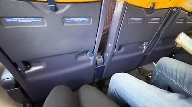 Fidanzata italiana esibizionista esce le tettone in aereo