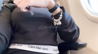 Fidanzata italiana esibizionista esce le tettone in aereo