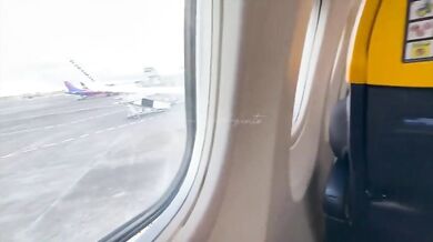 Fidanzata italiana esibizionista esce le tettone in aereo