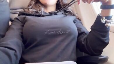 Fidanzata italiana esibizionista esce le tettone in aereo