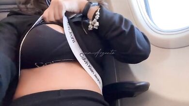 Fidanzata italiana esibizionista esce le tettone in aereo