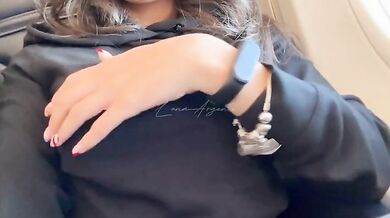 Fidanzata italiana esibizionista esce le tettone in aereo