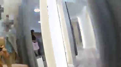 Si sega in camerino davanti a mamma e figlia