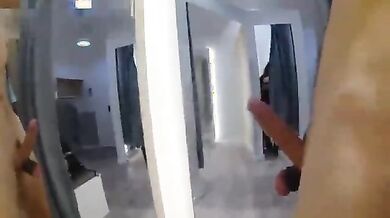 Si sega in camerino davanti a mamma e figlia