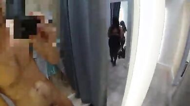 Si sega in camerino davanti a mamma e figlia