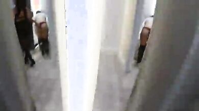 Si sega in camerino davanti a mamma e figlia