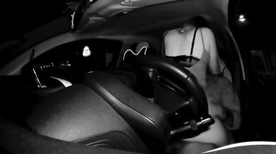 L'accompagna a casa e se la scopa in macchina