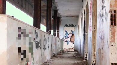 Pompino e scopata coppia esibizionista nel casolare abbandonato