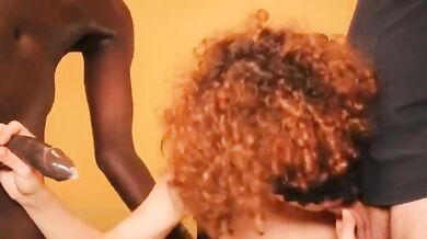 Moglie emozionata del suo primo trio con black e cornuto