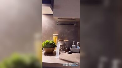 Bea in casa sola si masturba con dildo