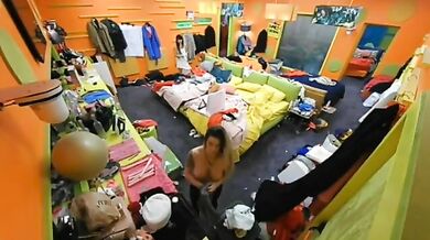 Sophie Codegoni topless al GFVIP