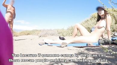 Francy sulla spiaggia nudista eccitando i segaioli of