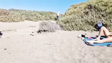 Francy sulla spiaggia nudista eccitando i segaioli of