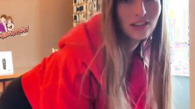 Ragazza italiana sega due cazzi of