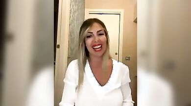 Manuela Botto sexy lingerie e topless in live per i suoi fans