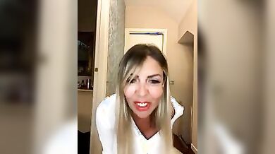 Manuela Botto sexy lingerie e topless in live per i suoi fans