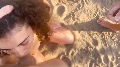 Lady Ana succhia cazzi a voyeur in spiaggia nudista