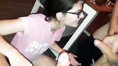 Sara Bell fesstino porno con tre amici coi cazzi grossi