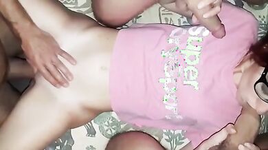 Sara Bell fesstino porno con tre amici coi cazzi grossi