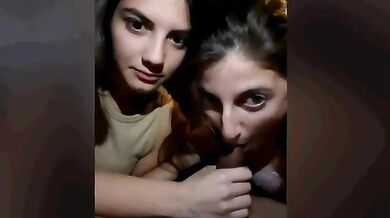 Amiche diciottenni fanno un pompino in auto all'amico