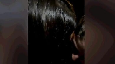 Amiche diciottenni fanno un pompino in auto all'amico