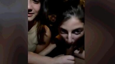 Amiche diciottenni fanno un pompino in auto all'amico