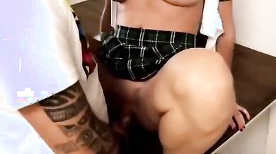 Studentessa troia con belle tettone rifatte scopa il professore