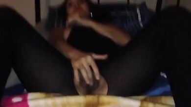 Riprende moglie che si masturba