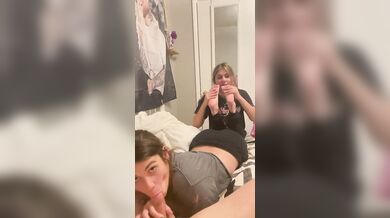 Fa un pompino al fidanzato e l'amica le lecca i piedi