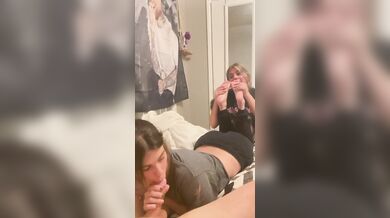 Fa un pompino al fidanzato e l'amica le lecca i piedi