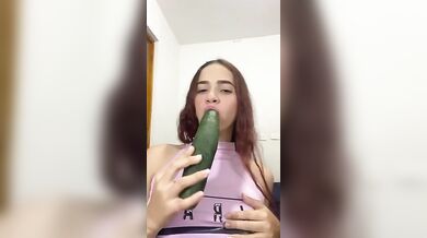 Che bello il cetriolo in fica