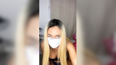 Bionda mostra le belle tette e si masturba con gli slip