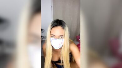 Bionda mostra le belle tette e si masturba con gli slip