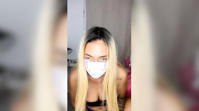 Bionda mostra le belle tette e si masturba con gli slip