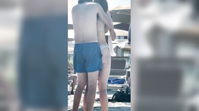 Palpa il culo della fidanzata al mare