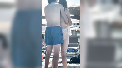 Palpa il culo della fidanzata al mare