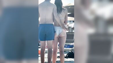 Palpa il culo della fidanzata al mare