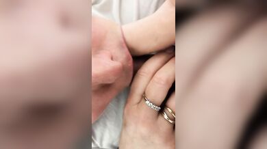 Giulia succhia 2 cazzi