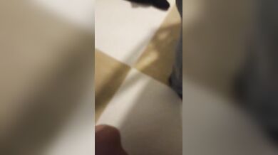 Ragazza italiana succhia tre cazzi al ristorante (Dialoghi italiani)