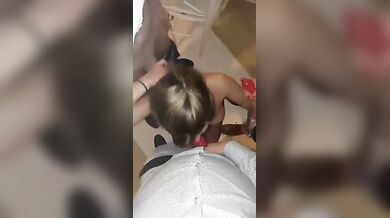 Ragazza italiana succhia tre cazzi al ristorante (Dialoghi italiani)