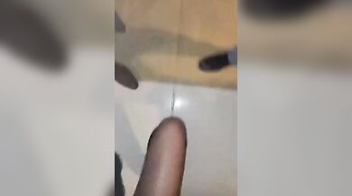 Ragazza italiana succhia tre cazzi al ristorante (Dialoghi italiani)