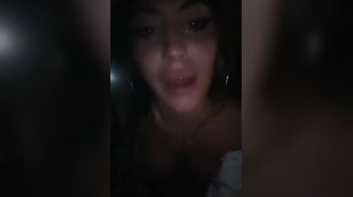 Giovane coppia italiana fa sesso in macchina