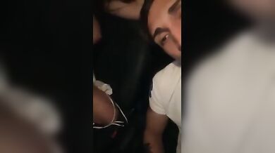 Giovane coppia italiana fa sesso in macchina